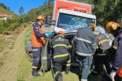Tragédia na ES-470: Duas pessoas morrem em colisão entre carro e caminhão em Domingos Martins