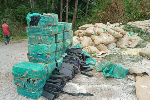 Carreta Tomba com Droga na BR-262